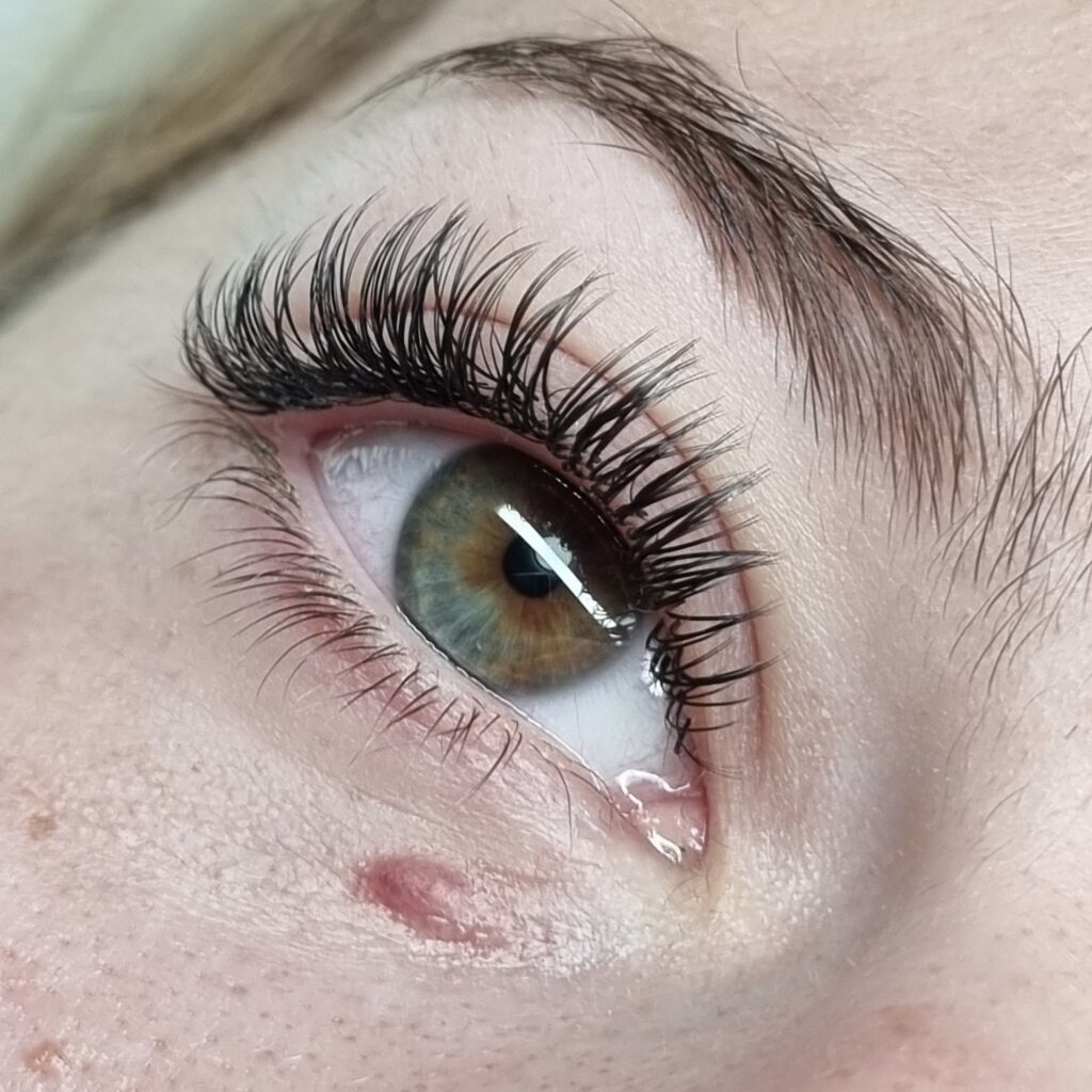 Podaljševanje trepalnic na koroškem