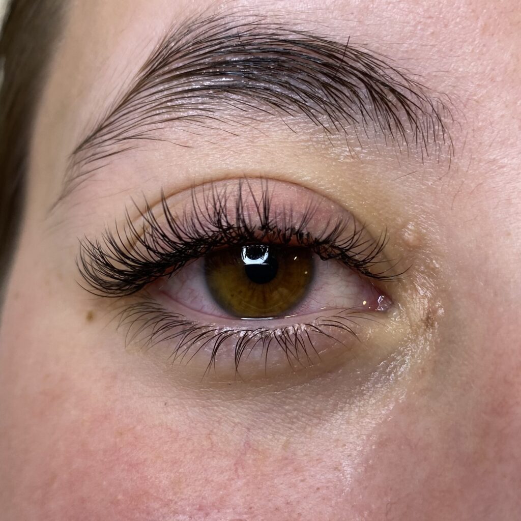 Podalševanje trepalnic za popoln izgled na mladinski ulici 4