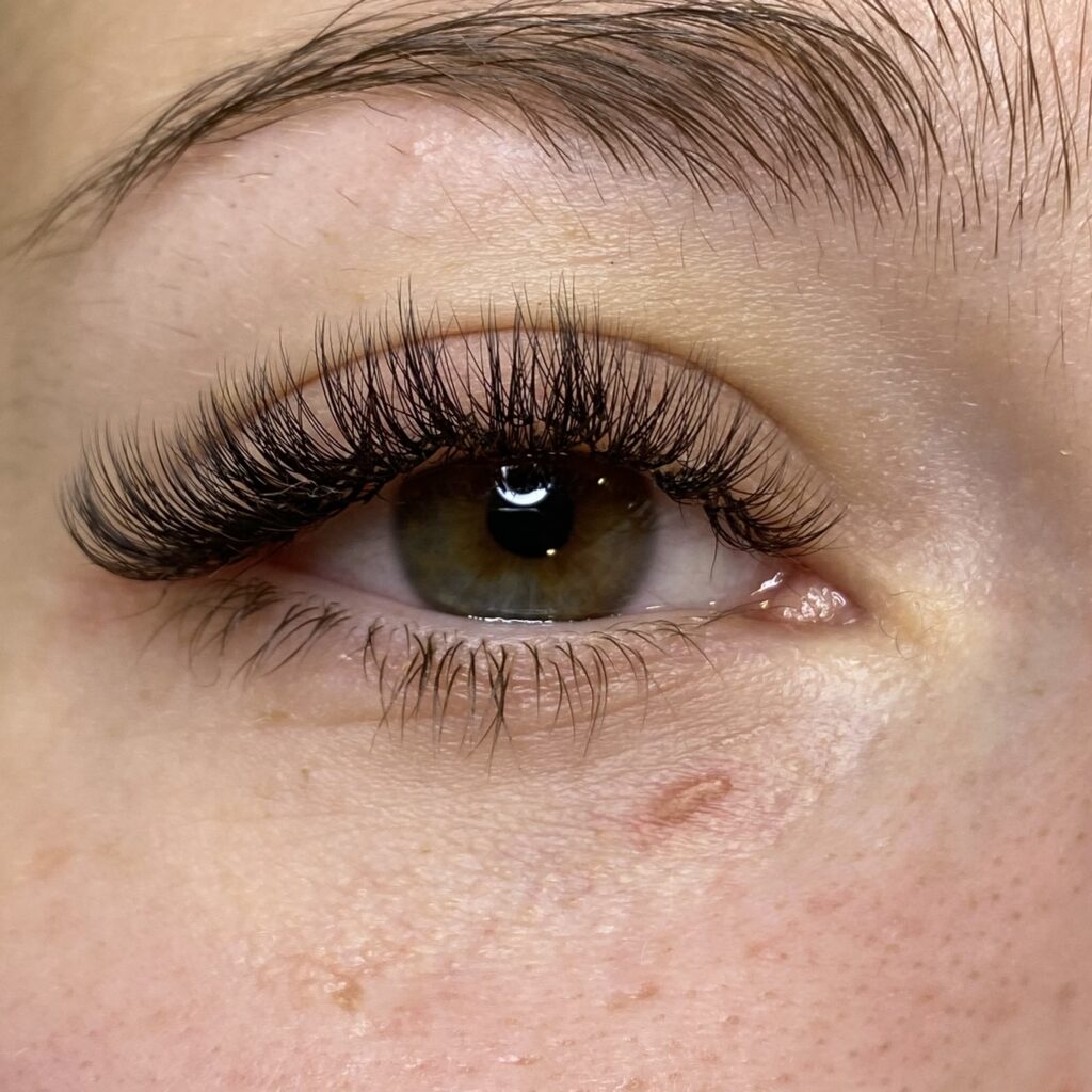 Podaljševanje trepalnic v kozmetičem salonu